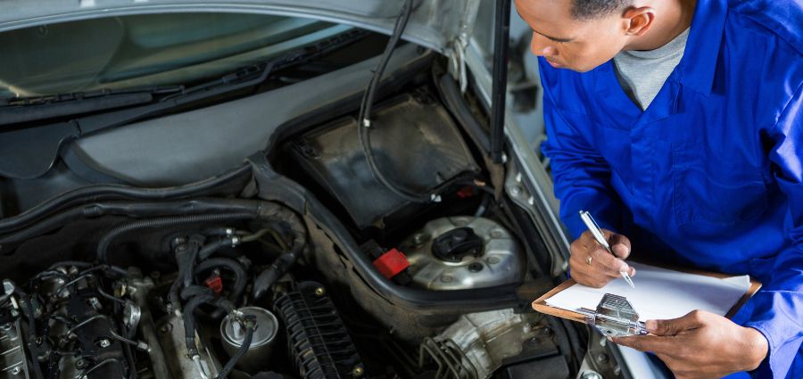Manutenção preventiva de veículo em oficina